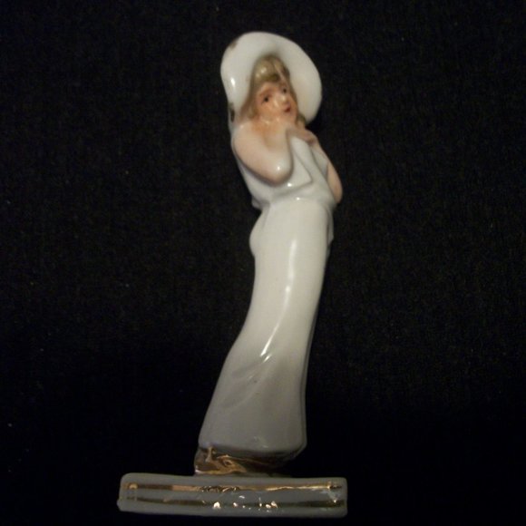 DARLING MADE IN JAPAN SM EDWARDIAN GIRL FIGURINE - Picture 1 of 4